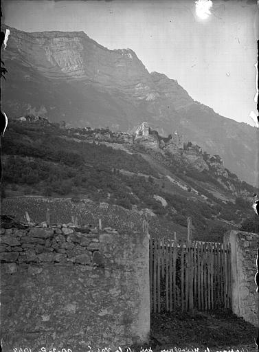 Vue prise du chemin au-delà du château