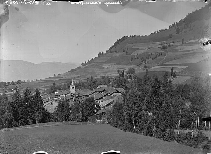 Vue du village prise de la route du Pontet, à l'est