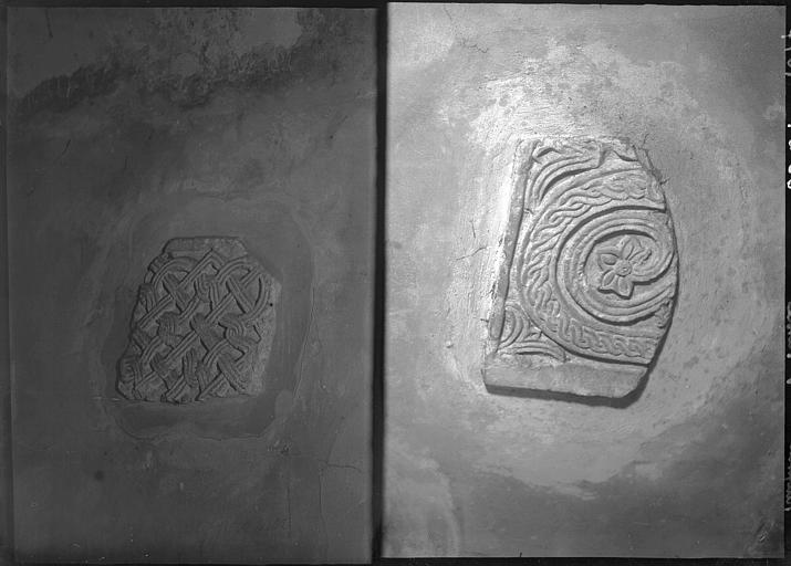 Crypte : Deux fragments sculptés en bas-relief plaquées contre le mur droit de sortie, à gauche