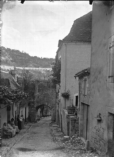 Dernière porte, prise de l'extérieur du village, au sud
