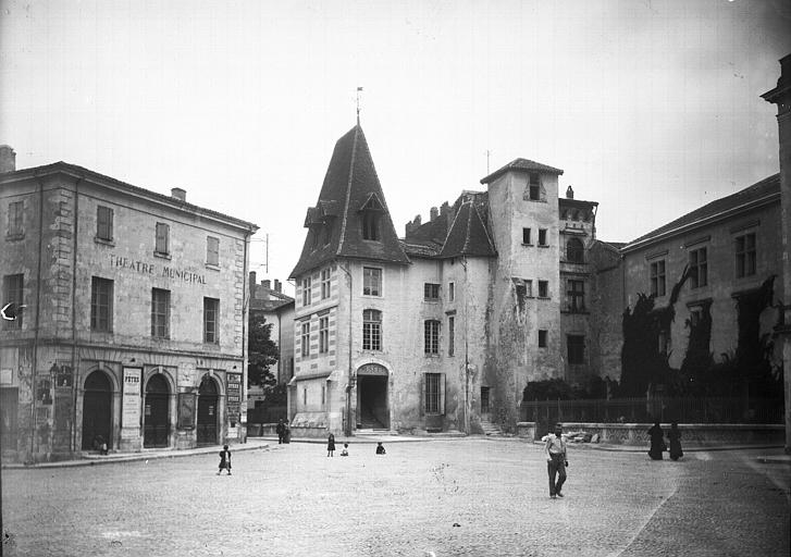 Vue d'ensemble sur la place