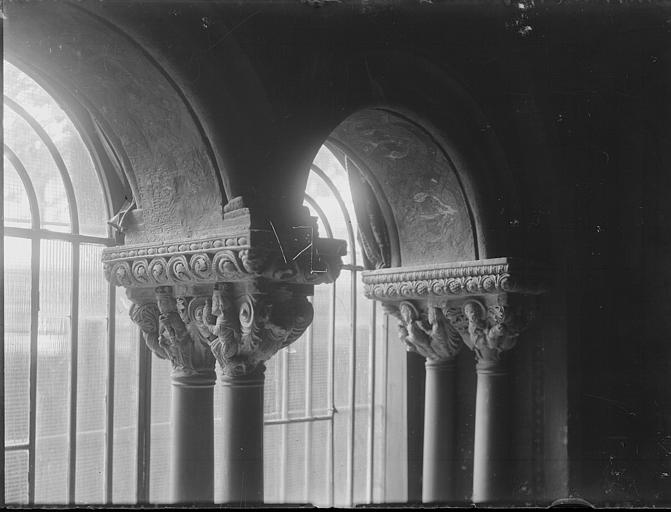 Salle capitulaire : Chapiteaux intérieurs