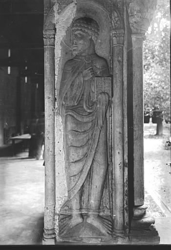 Cloître. Pilier d'angle : Saint Bartholomé