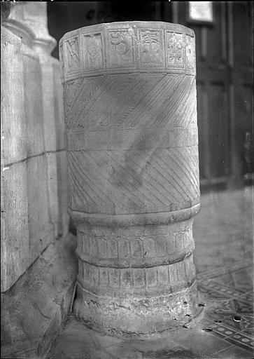 Bénitier, à la porte d'entrée sud - © Ministère de la Culture (France), Médiathèque du patrimoine et de la photographie, diffusion RMN-GP