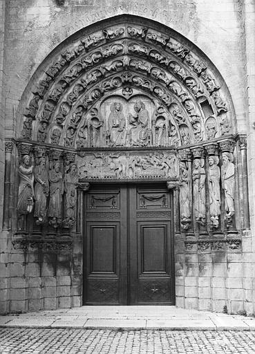 Salle des gardes : Cheminée et charpente