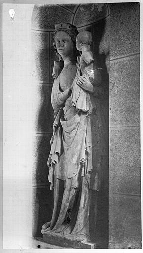 Statue en pierre de la Vierge à l'Enfant