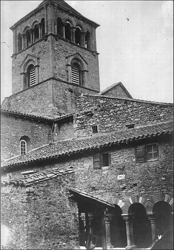 Clocher de l'église vu du cloître