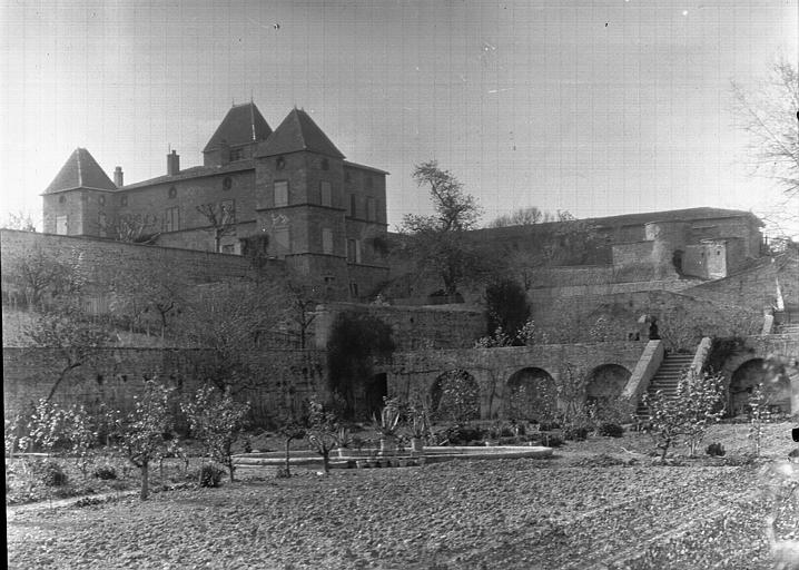 Vue d'ensemble prise du jardin, côté sud-est