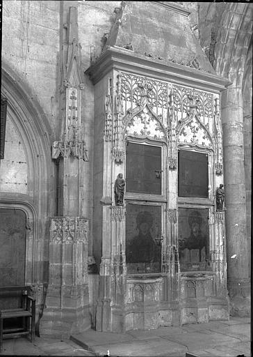 Armoire aux reliques en bois et en pierre et à quatre panneaux peints (bas-côté sud de l'église Saint-Pierre)