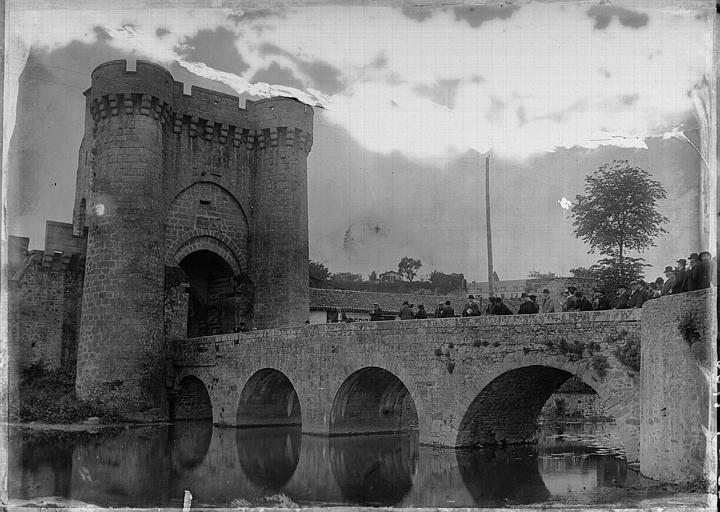 Porte Saint-Jacques et pont sur le Thouet