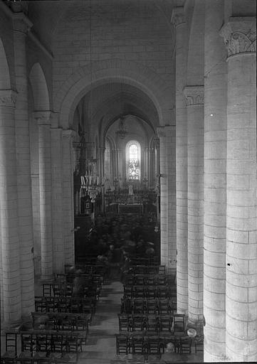 Vue intérieure de la nef vers le choeur, prise de la tribune d'orgue