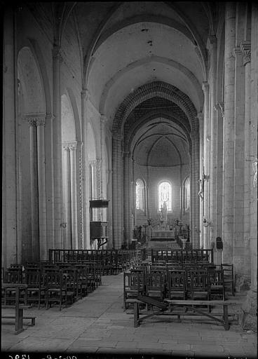 Vue intérieure de la nef vers le choeur