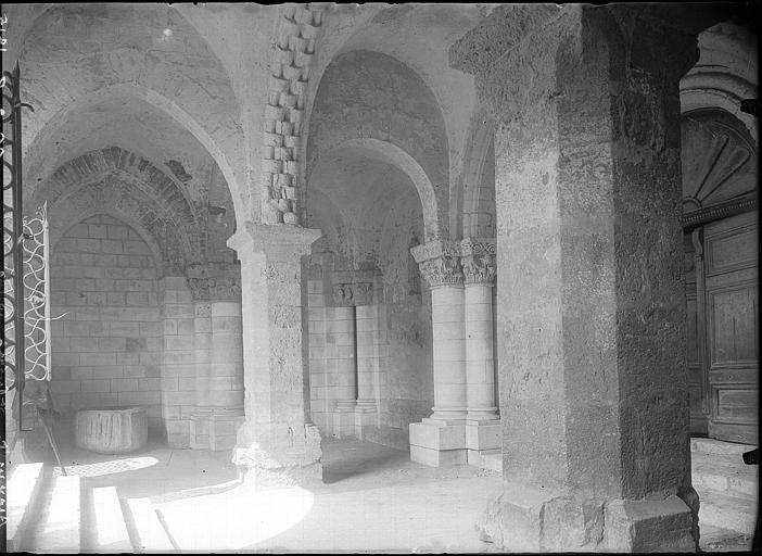 Eglise Saint-Pierre : Vue intérieure du porche