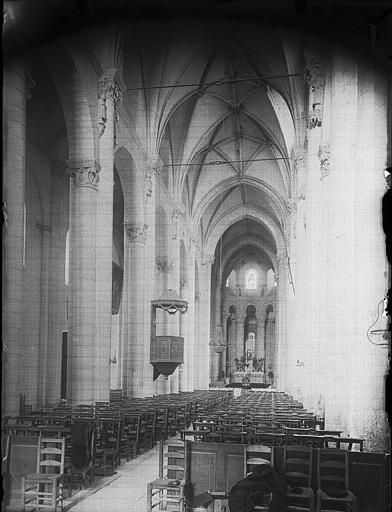 Eglise Saint-Pierre : Vue intérieure de la nef vers le choeur