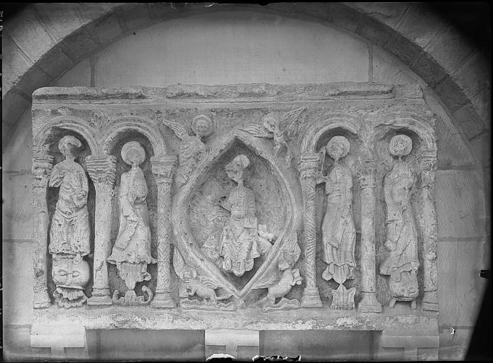 Bas-relief (entrée de l'église)