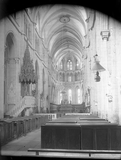 Eglise : Vue intérieure de la nef vers le choeur