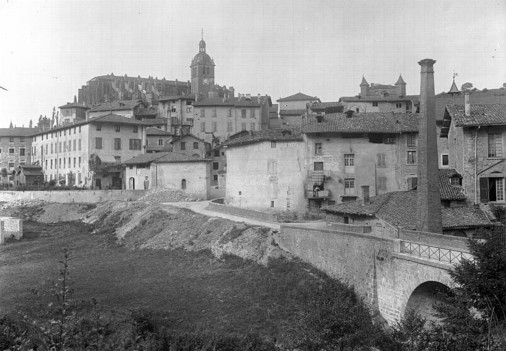 Vue générale de l'abbaye, prise de la route