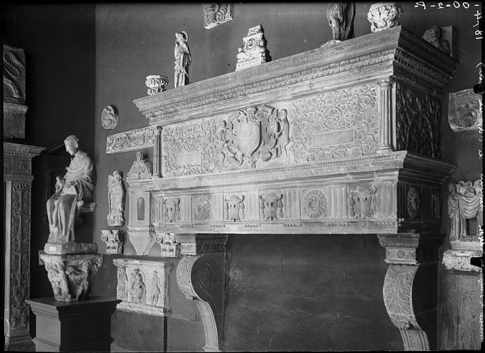Grande cheminée calcaire, provenant de l'Albenc en Isère