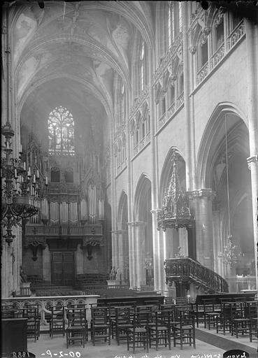 Vue intérieure de la nef vers l'entrée