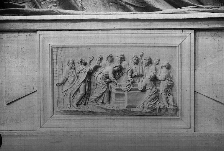 Bas-relief en marbre blanc décorant le coffre de l'autel de la Vierge : Assomption