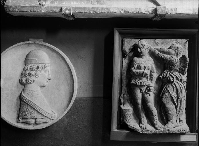 Bas-relief en terre cuite : Deux enfants musiciens. Médaillon : Buste de Ludovic Le More