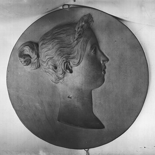 Médaillon en terre cuite, sculpté en bas-relief : Buste d'Eugénie Legendre Héral, mariée à son oncle J. Wable Héral