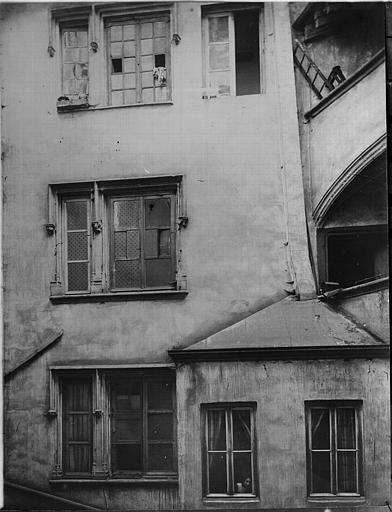Cour intérieure : Façade avec fenêtres