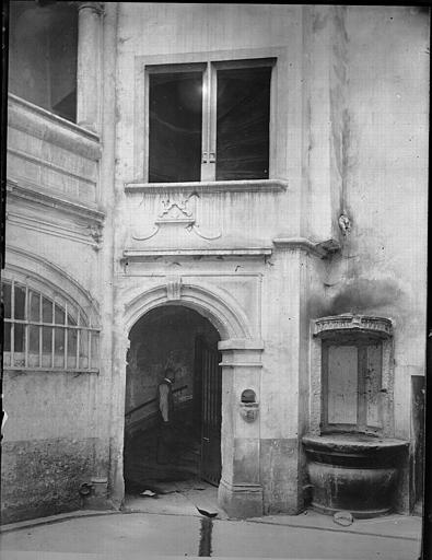 Cour intérieure : Départ d'escalier