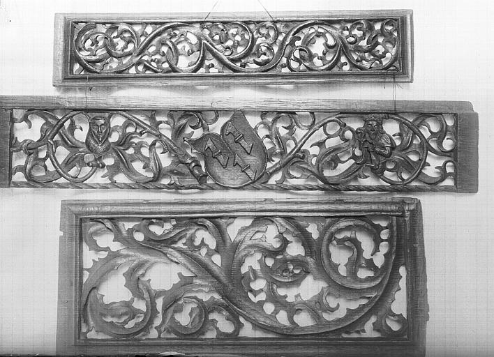 Panneaux d'armoiries en chêne sculpté et découpé