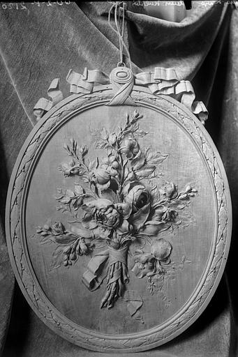 Médaillon sculpté en noyer : Composition florale