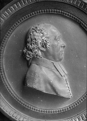 Médaillon sculpté en bas-relief : Buste de Claude François Marie Primat, archévêque de Toulouse, après le Concordat