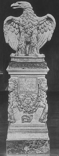 Statue d'un aigle en marbre sur un autel romain