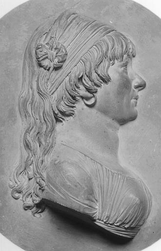 Médaillon en terre cuite, sculpté en bas-relief : Buste de Madame Rolland