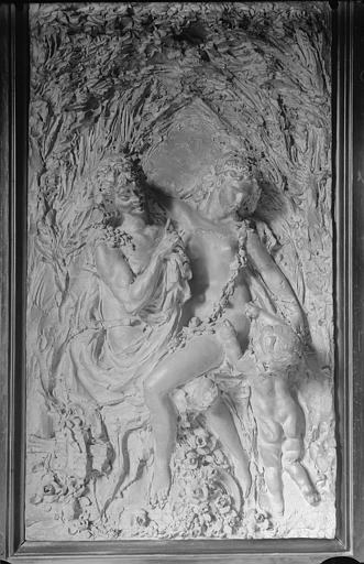 Bas-relief en terre cuite rouge : Satyre et nymphe