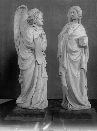 Statuettes en marbre blanc déposées au presbytère : Annonciation