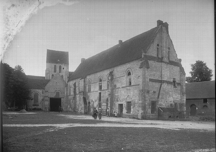 Bâtiment principal : Réfectoire au rez-de-chaussée et dortoir à l'étage supérieur