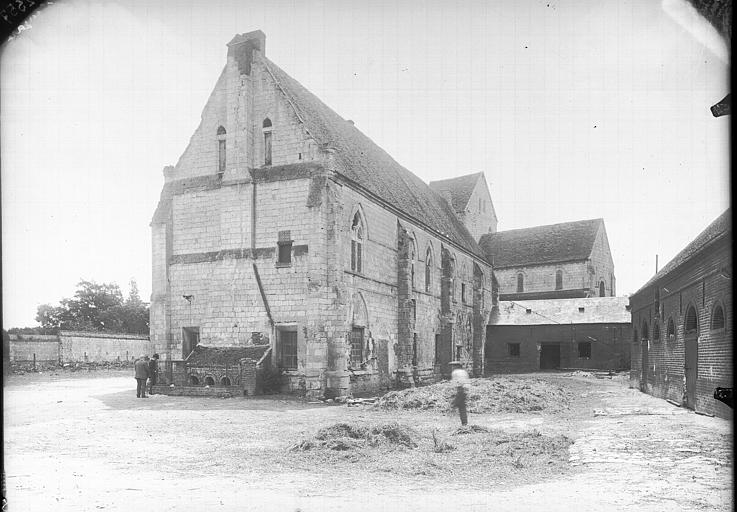 Bâtiment principal : Réfectoire au rez-de-chaussée et dortoir à l'étage supérieur