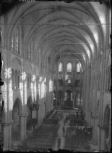 Eglise : Vue intérieure de la nef vers le choeur