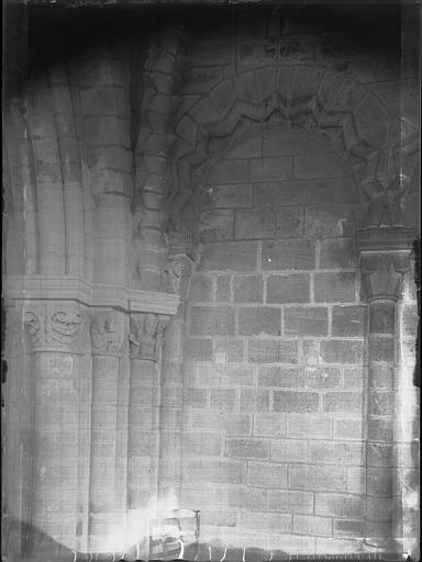 Eglise : salle au 1er étage du massif occidental, arcature sud-est