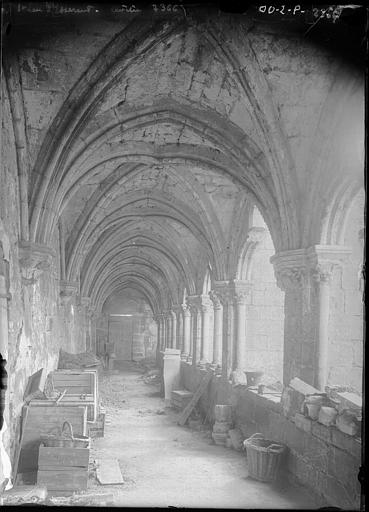 Cloître : Vue intérieure d'une galerie