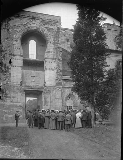 Eglise : Revers de la façade ouest prise du jardin