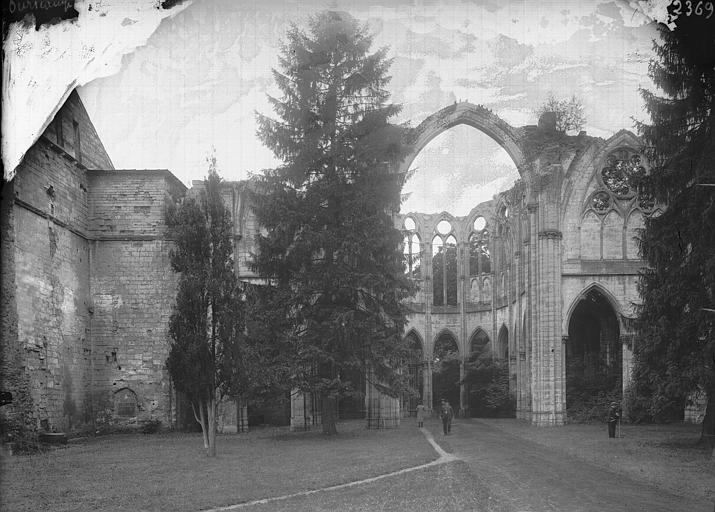 Eglise : Vue intérieure du choeur, prise du jardin