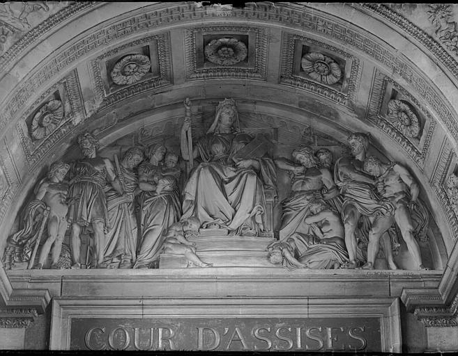 Salle des Pas Perdus (mur ouest) : Haut-relief au-dessus de la porte de la Cour d'Assises