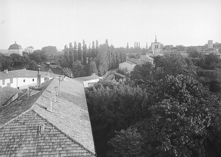 Vue générale, prise du haut de la tour du Château de Charly