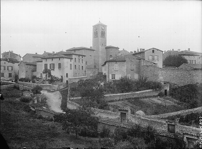 Vue générale du village prise du ramblai du chemin de fer à l'est