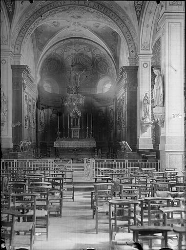 Vue intérieure de la nef vers le choeur