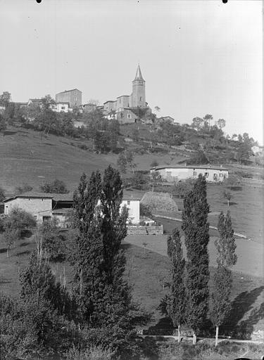 Vue générale du village prise du chemin d'en-bas conduisant à Saint-Martin-d'en-Haut