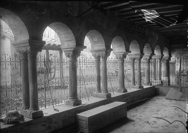 Cloître : Vue intérieure de la galerie est