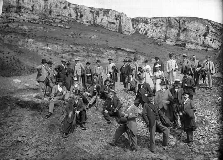 Congrès de Mâcon, Société française d'archéologie : portrait de groupe à la Roche de Solutré