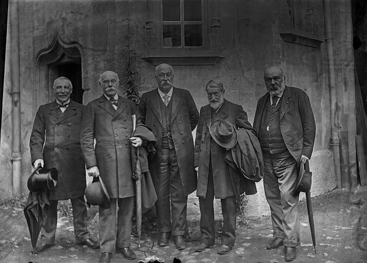 Congrès de Mâcon, Société française d'archéologie : cinq congressistes dans la cour de l'hôtel